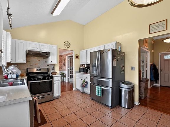 4th image of 385 Creekview Blvd