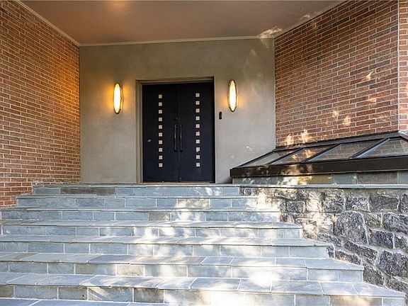 4th image of 770 Kings Way NW