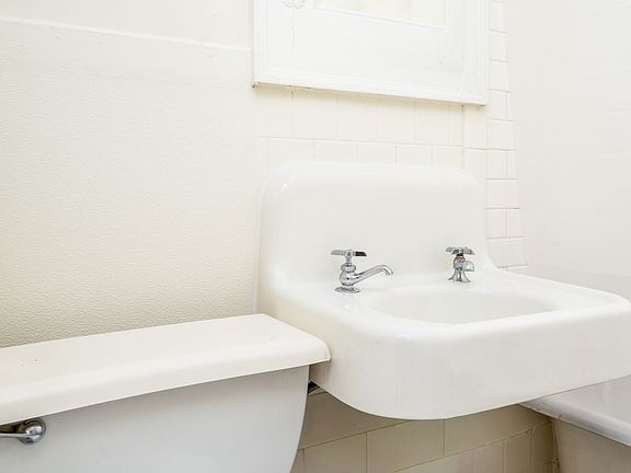 5th image of 2222 Harriet Ave S #204