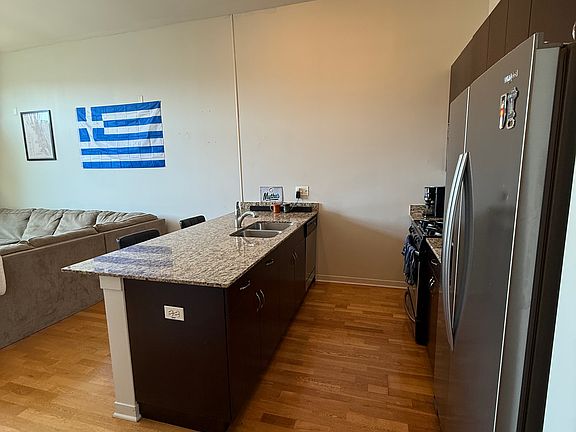 4th image of 437 W Division St APT 912