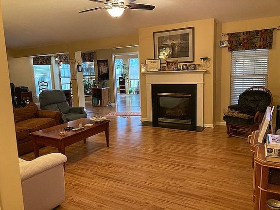 3rd image of 776 Eureka Dr