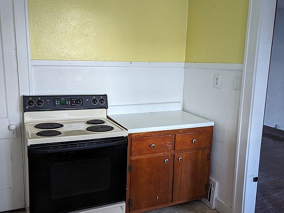 5th image of 151 W College St