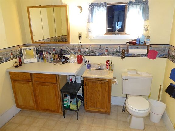5th image of 224 Forest Ave E