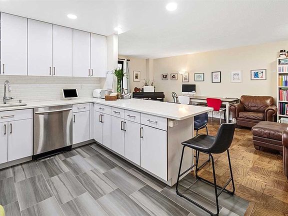 3rd image of 10 Ipswich Ave APT 2J