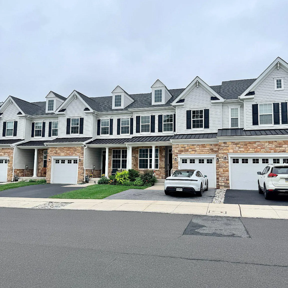 3 bed, 3.5 bath, 2781 sqft, $3,650 — Photo 2