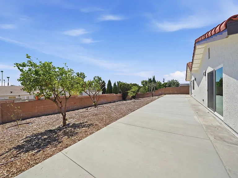 1814 N San Antonio Ave — Photo 29