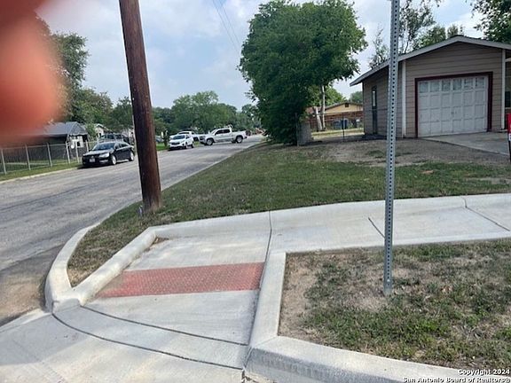 5th image of 351 EDGEBROOK LN