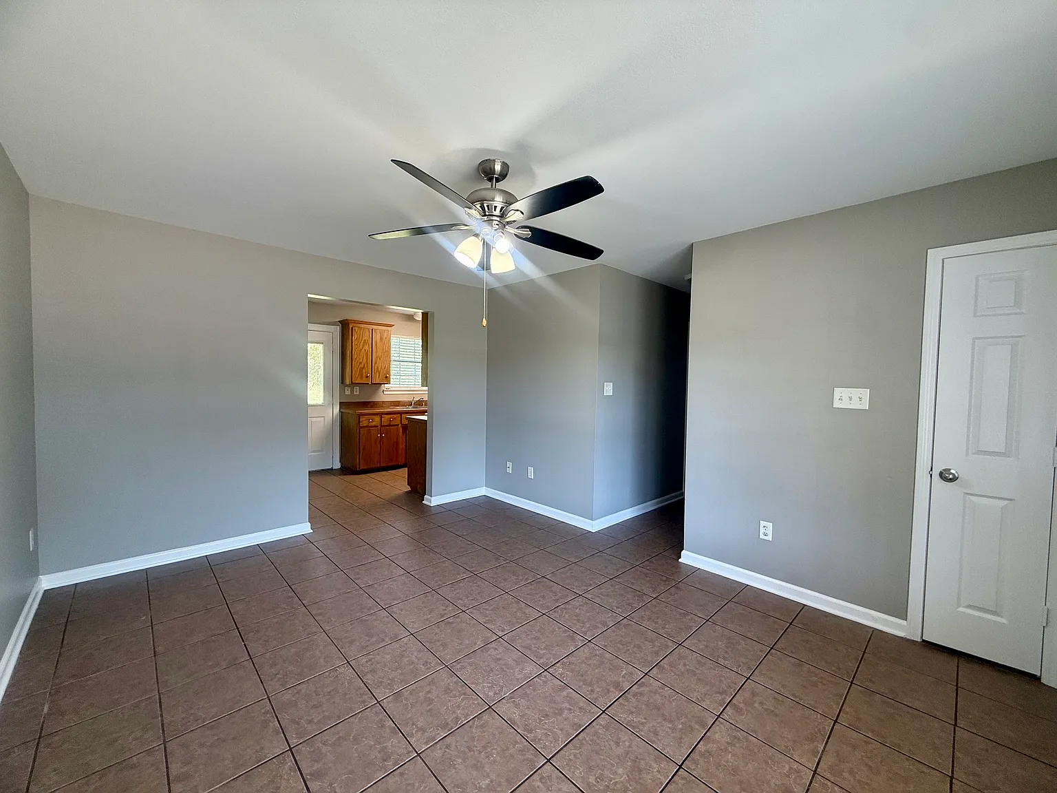 3 bed, 1025 sqft, $1,200 — Photo 4