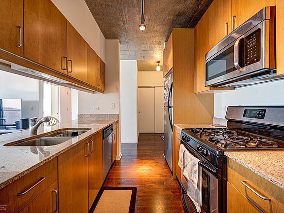 4th image of 611 S Wells St #1206