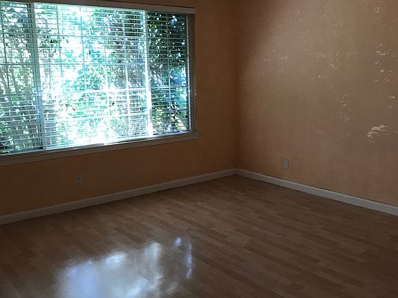 4th image of 2465 Renfield Way