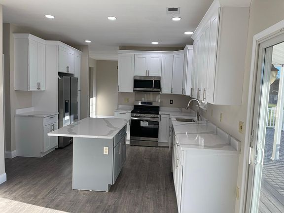 3rd image of 30 Meadow Hills Dr