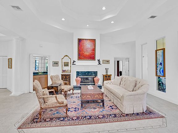 5th image of 880 Saint James Ln