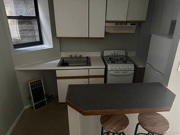 4th image of 291 Pleasant Ave APT 3B