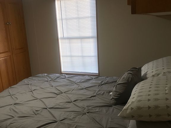Bedroom w/ queen bed
