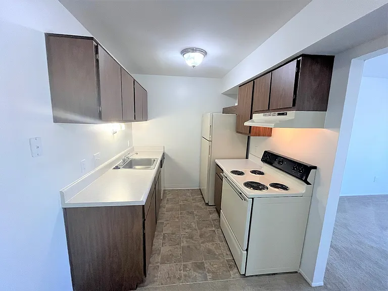 Charter Oaks Apartments — Photo 36