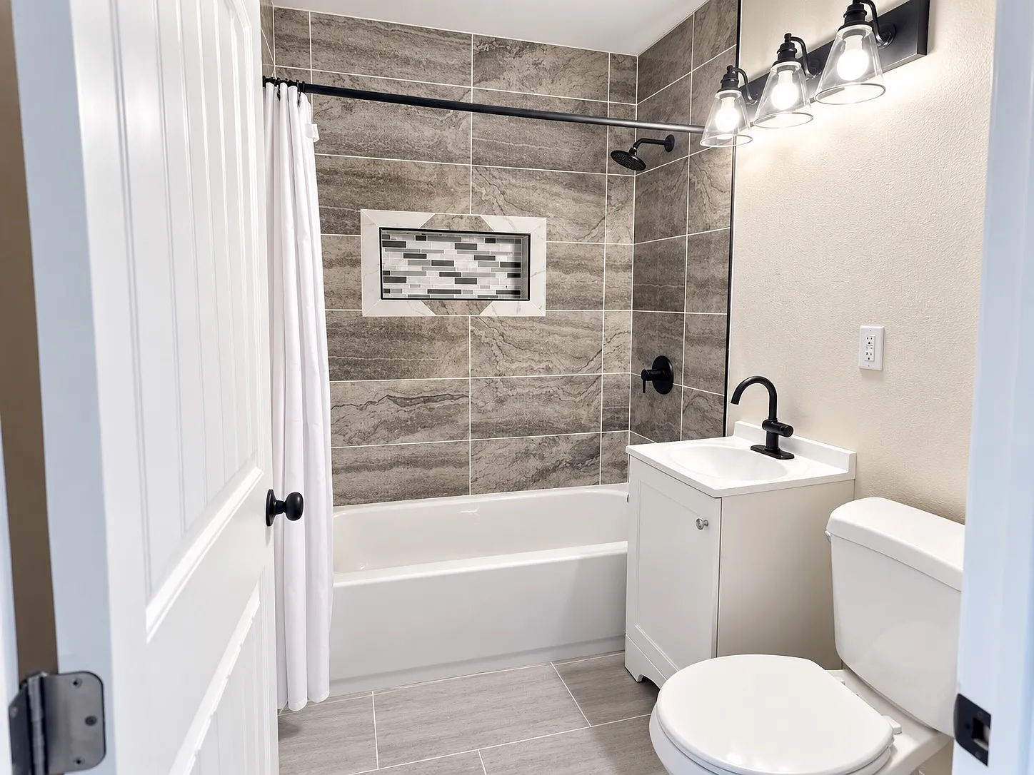 5 bed, 1400 sqft, $4,000 — Photo 4