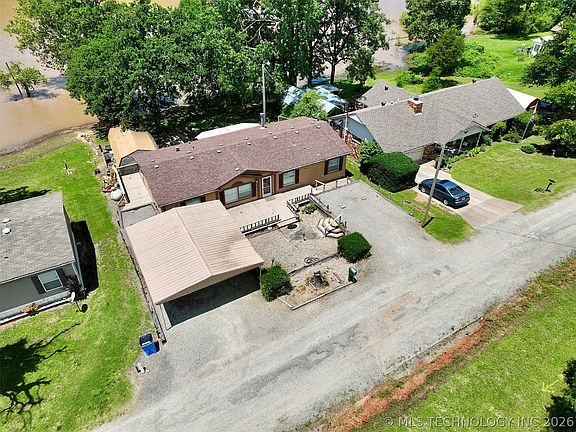 3rd image of 141 Hickory Ln
