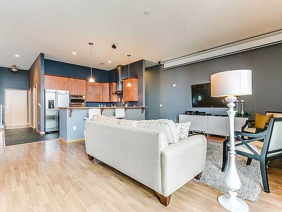 4th image of 601 E Ogden Ave Unit 902