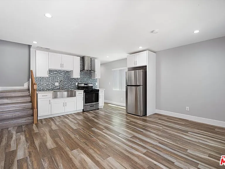 6652 Orion Ave — Photo 7