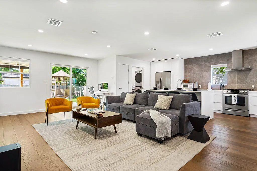 3 bed, 1250 sqft, $3,900 — Photo 3
