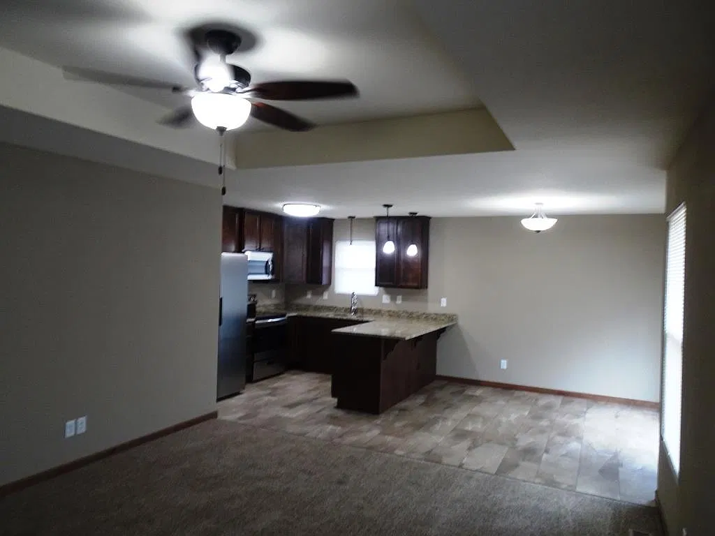 4 bed, 2000 sqft, $2,350 — Photo 3