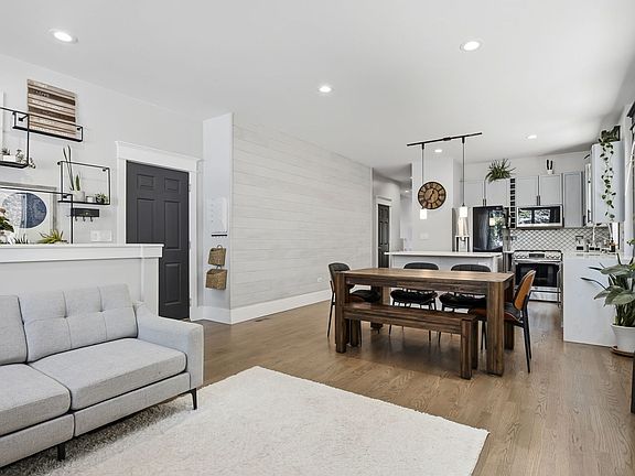 3rd image of 1369 W Hubbard St APT 1W