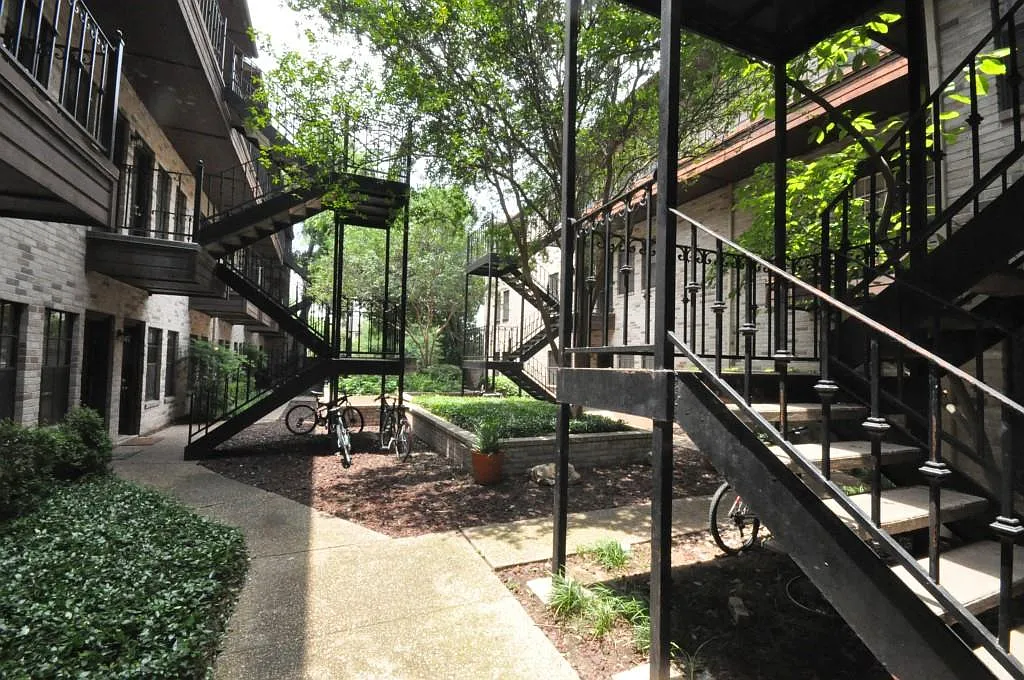 2 bed, 2.0 bath, 838 sqft, $1,395 — Photo 2