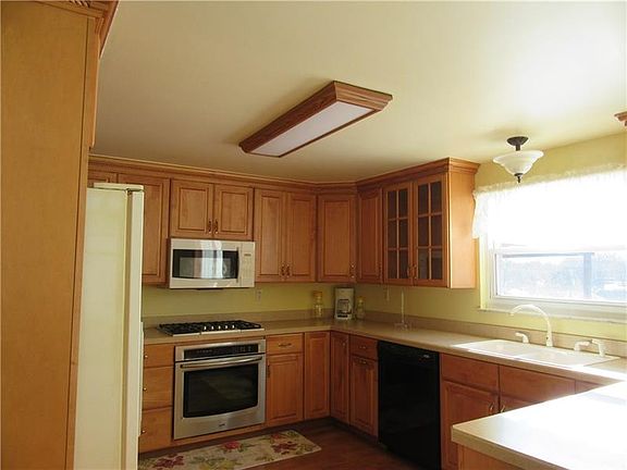 5th image of 10 Aspen Dr