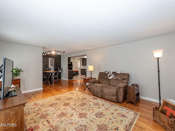 4th image of 323 Kenmark Dr