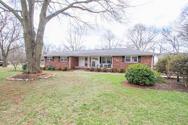 1st image of 204 Parkwood Cir