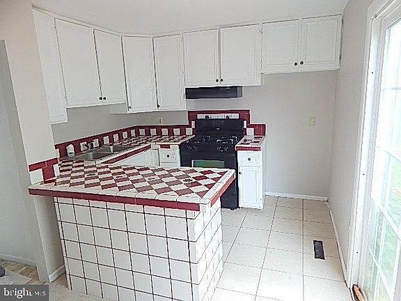4th image of 102 Walnut St