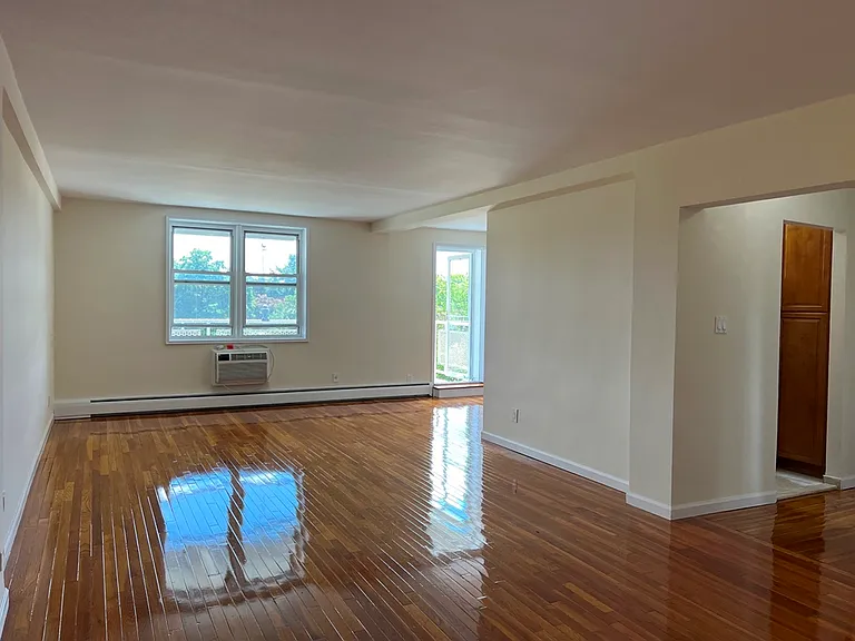 23-50 Waters Edge Dr #4P — Photo 11
