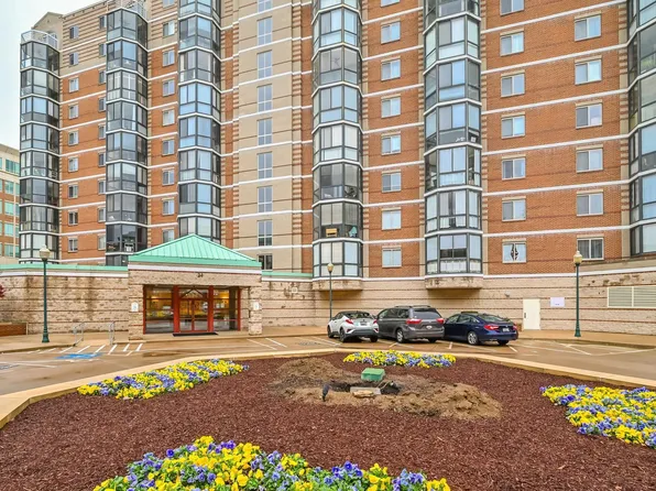 24 Courthouse Sq APT 702, Rockville, MD 20850