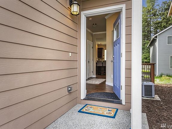 Colorful entryway leads you right into this adorable home!