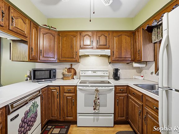 3rd image of 4425 N Valley Dr NE