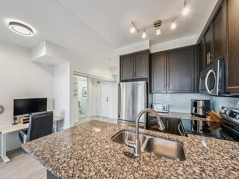 9245 Jane St #902 — Photo 4