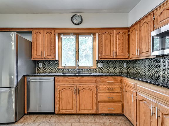 5th image of 28 Crestwood Dr