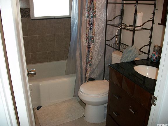 5th image of 1431 Dickson St
