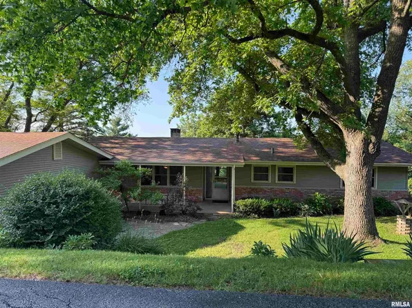 6717 Primrose Ct, Bettendorf, IA 52722