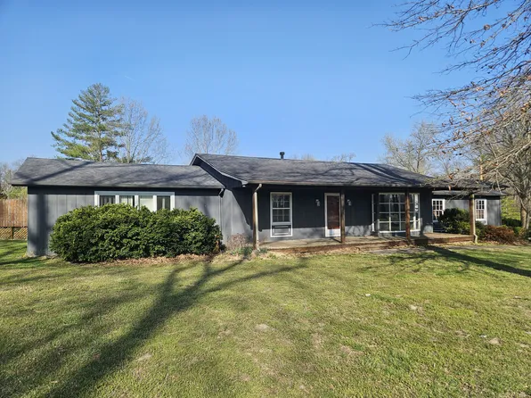 9769 Stuyvesant St, Benton, IL 62812