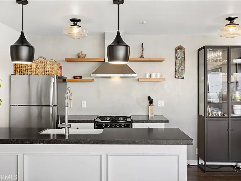 290 La Brea St — Photo 2