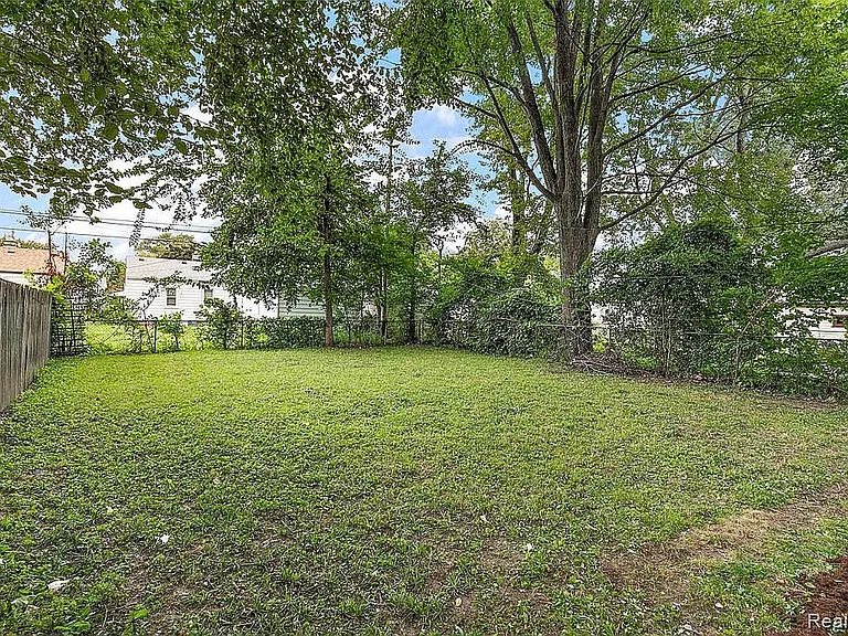 1783 E Marshall St — Photo 24