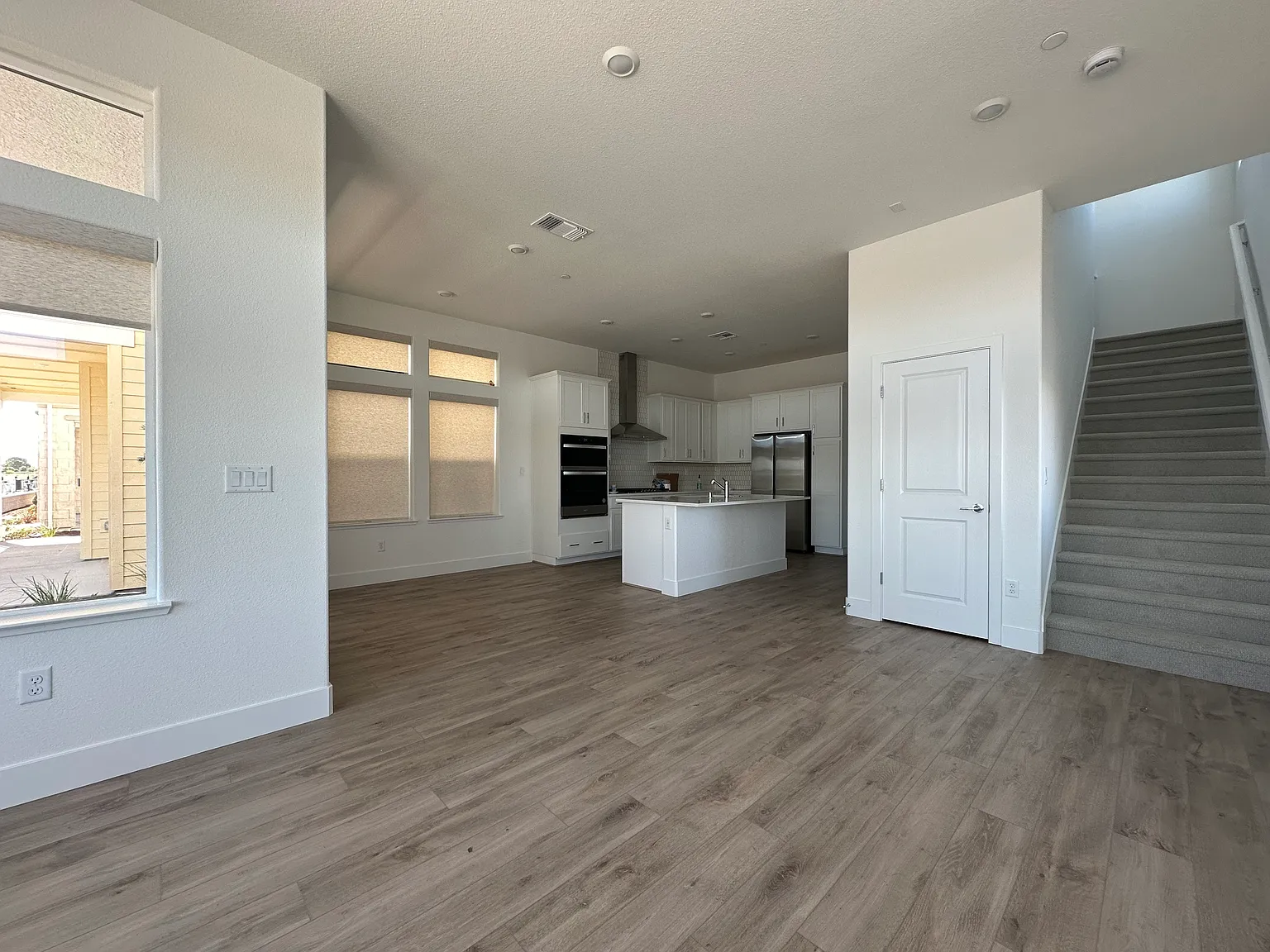727 Windward Ct — Photo 4