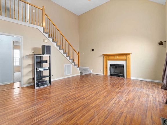 5th image of 864 Gordon Pl