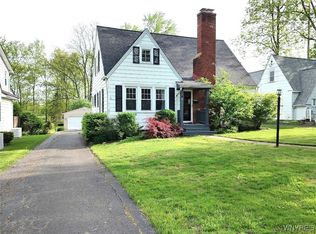 5 Woodland Pkwy, Angola, NY 14006