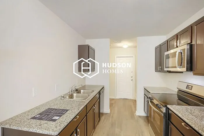 4919 Wellington St — Photo 5