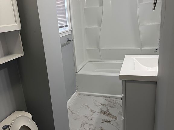 4th image of 99 New Park St #2