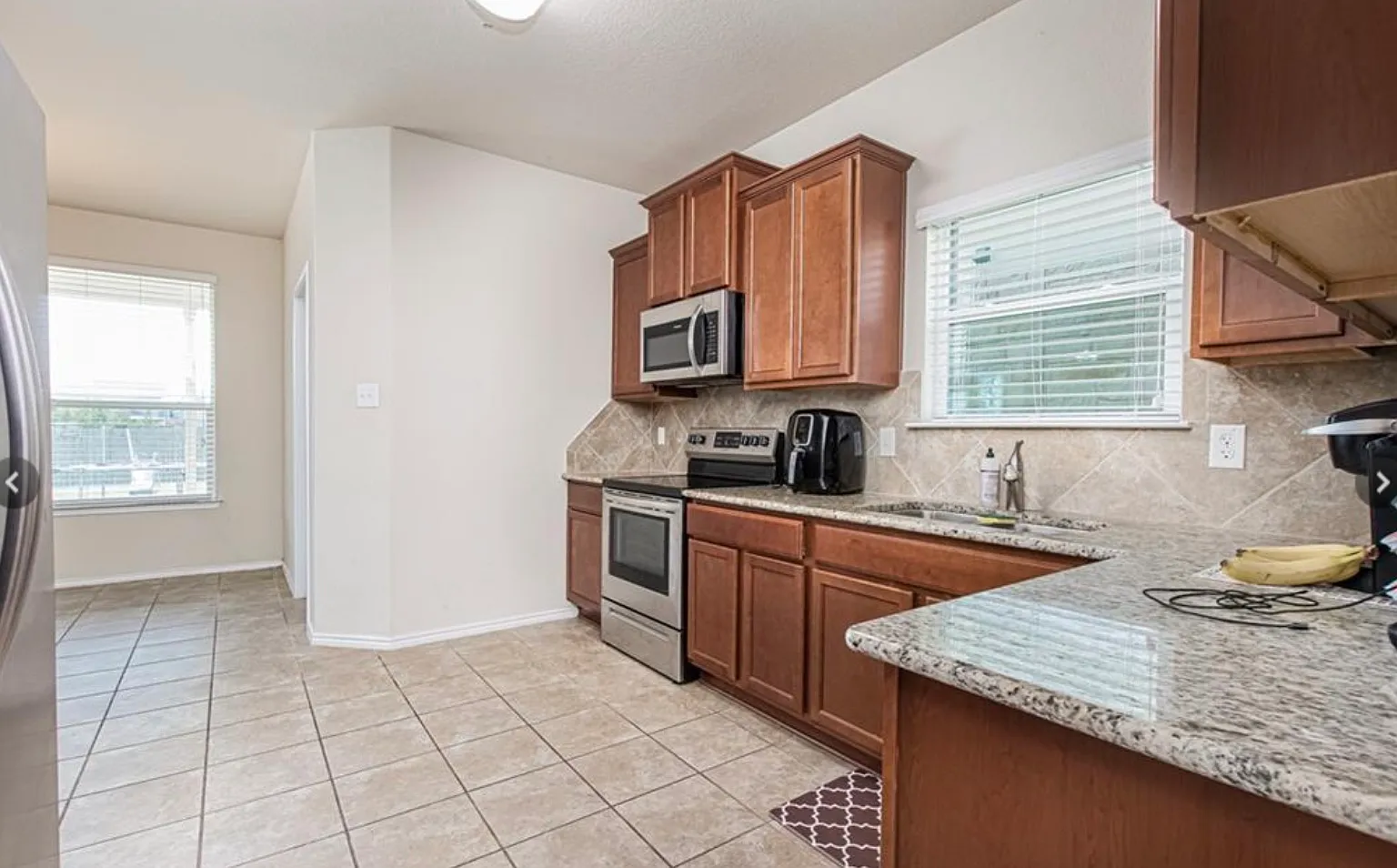 4 bed, 2.5 bath, 2112 sqft, $2,000 — Photo 2