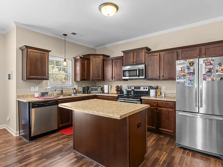 206 Breakwater Dr — Photo 3