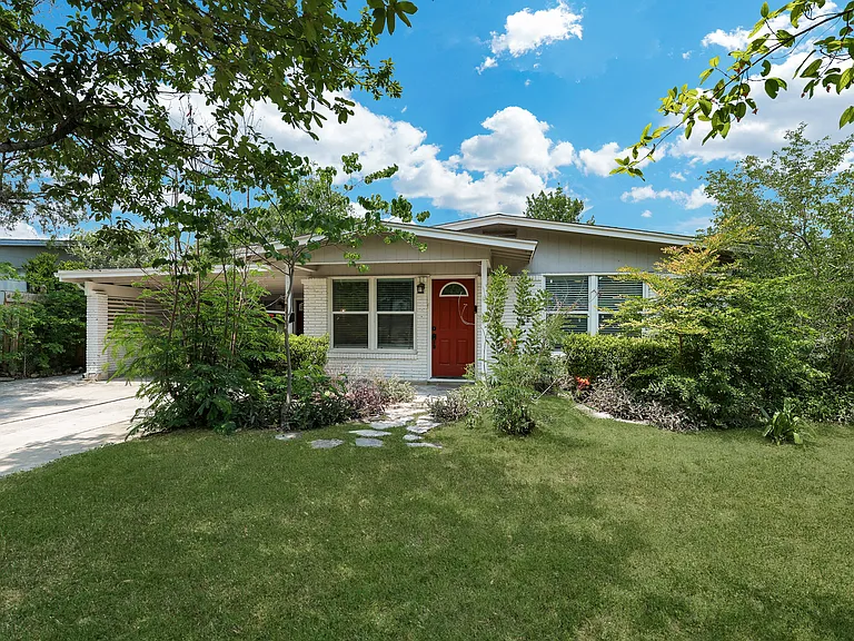35 Storeywood Dr — Photo 1